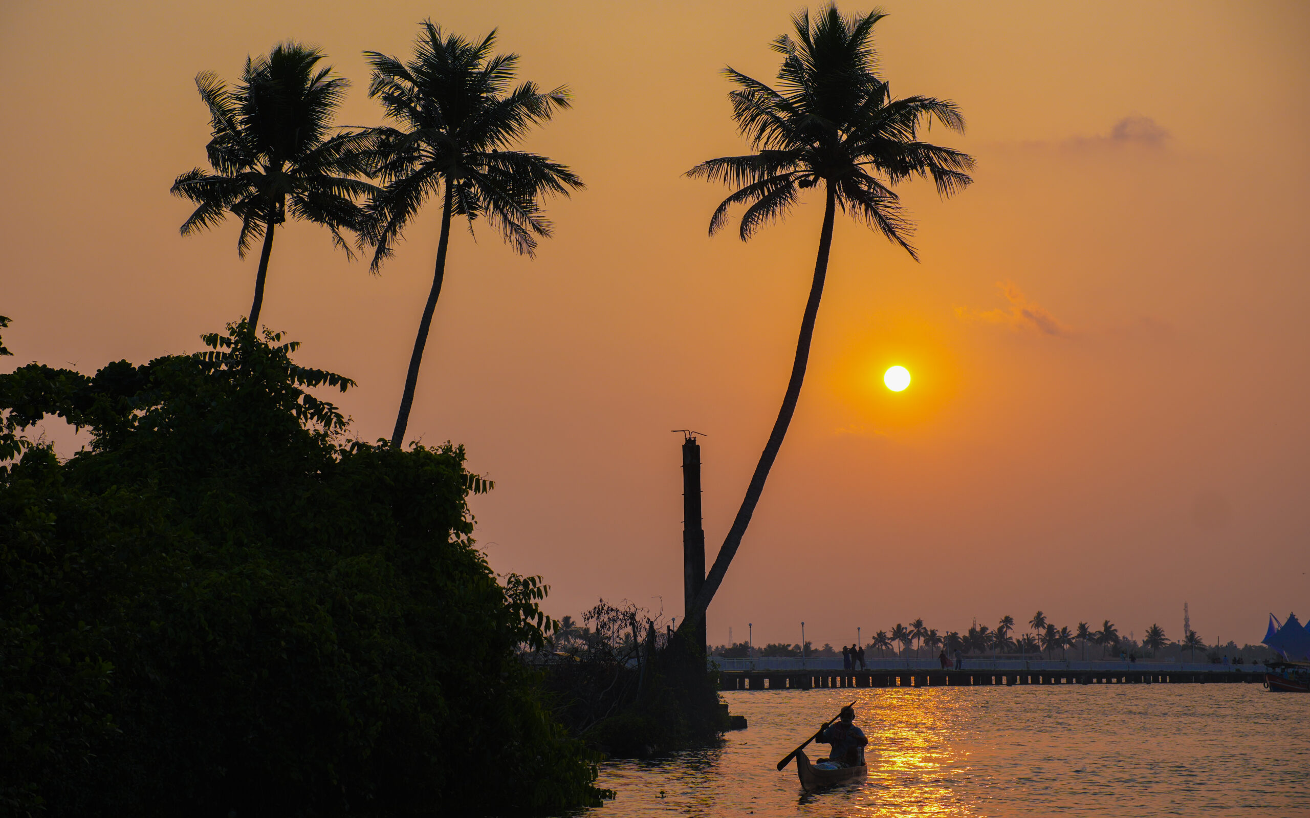 The gorgeous sunset during our additional small boat ride in the evening of our overnight houseboat ride
