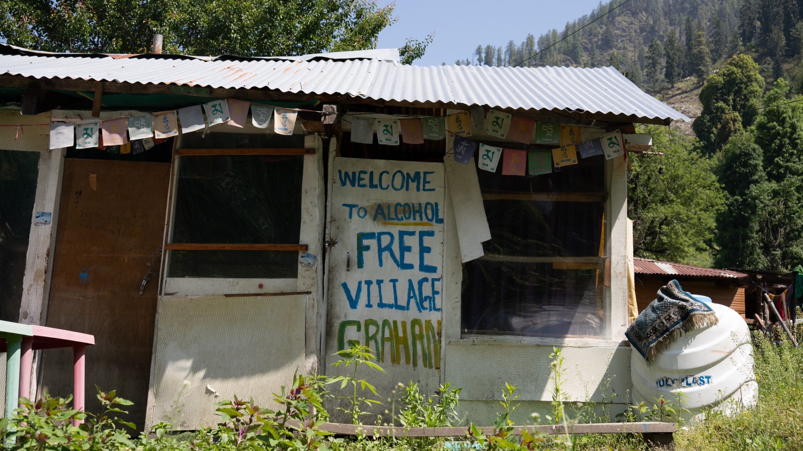 A hut with the signage saying alcohol free village in Grahan Village in Himachal Pradesh