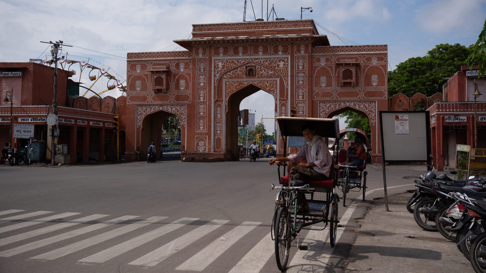 A street in Jaipur with a classic gate an rickshaw