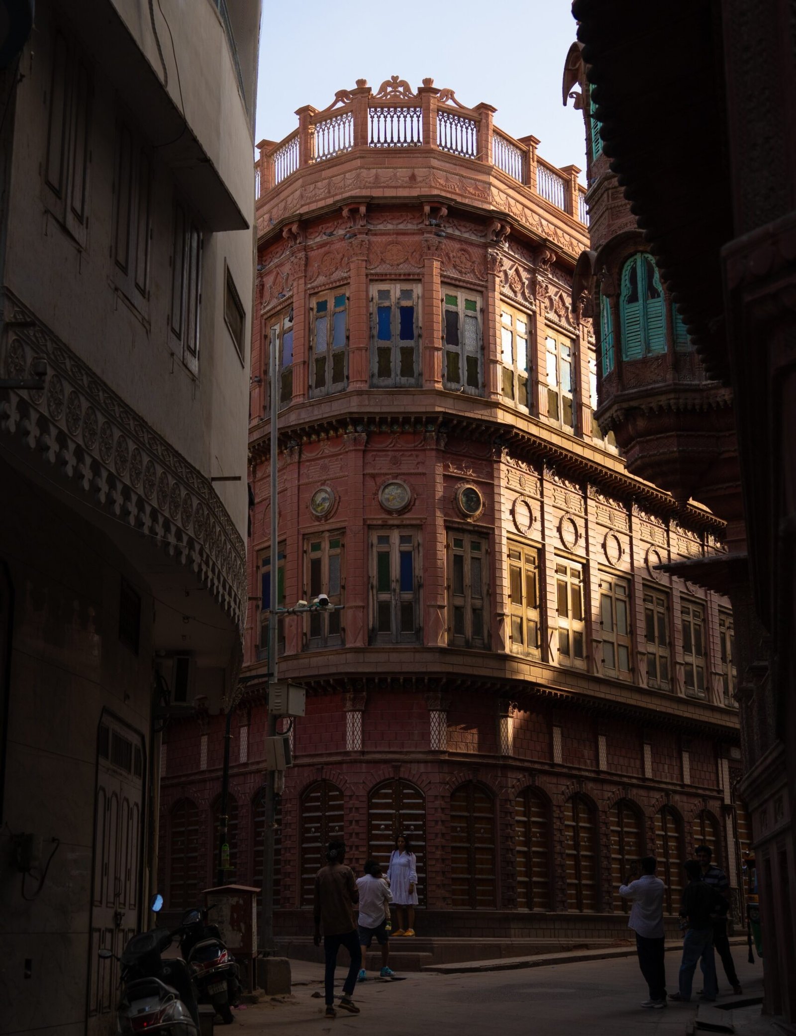 A haveli in Bikaner glowing in the sunset gold lighting