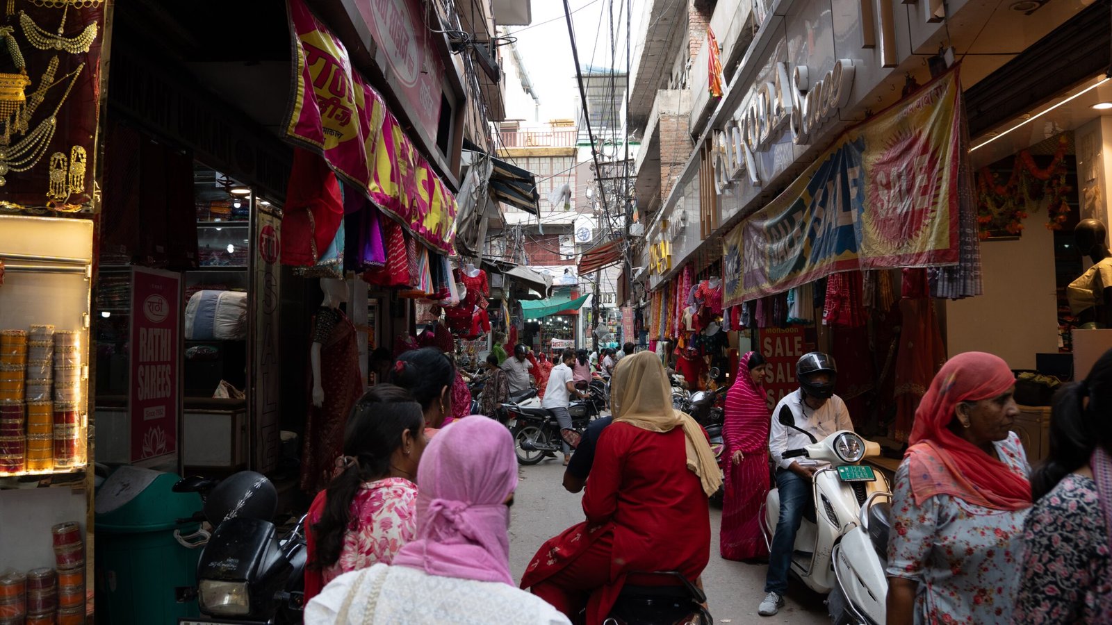 A busy market scene with women shopping and vendors selling things in Jodhpur