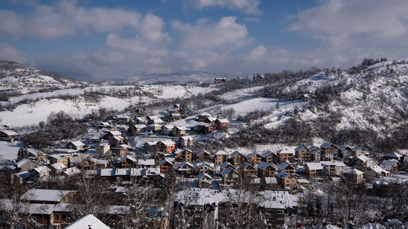 A view over the town of Viskoko covered in snow